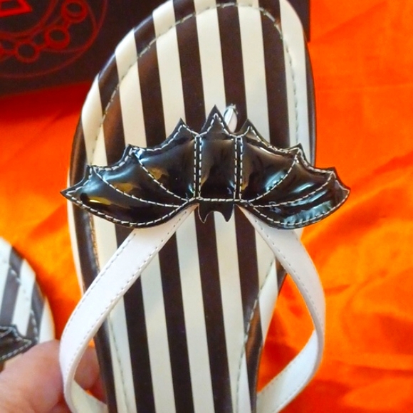 STRANGECULT BLACK/WHITE STRIPES BETTY BATS SIZE 10 NIB - Picture 4 of 7